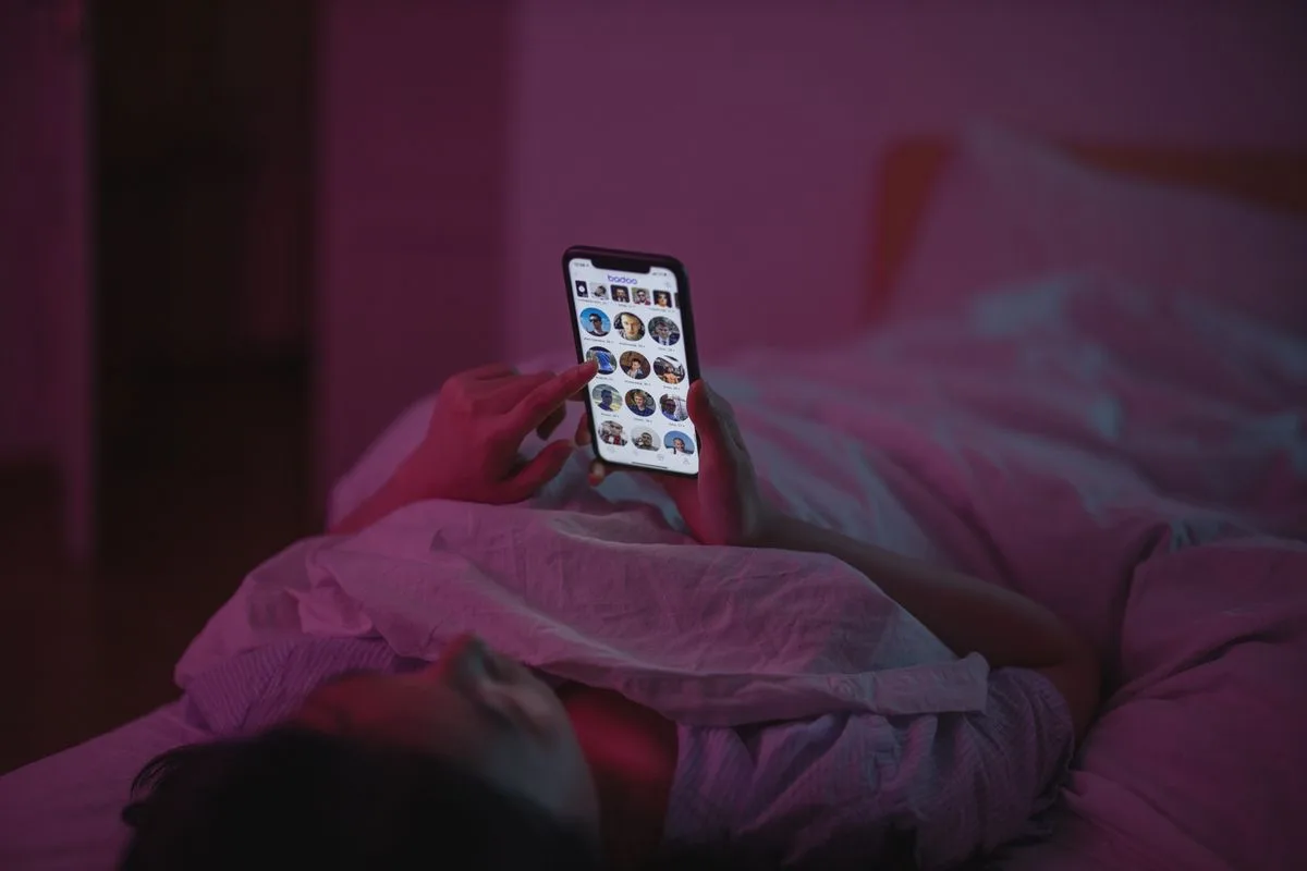 Partnerim Telefonuyla Evli: Phubbing ve Sessizce Biten İlişkilerin Yeni Yüzü